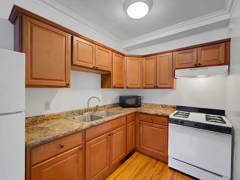 2552 Garfield Ave S — Photo 12