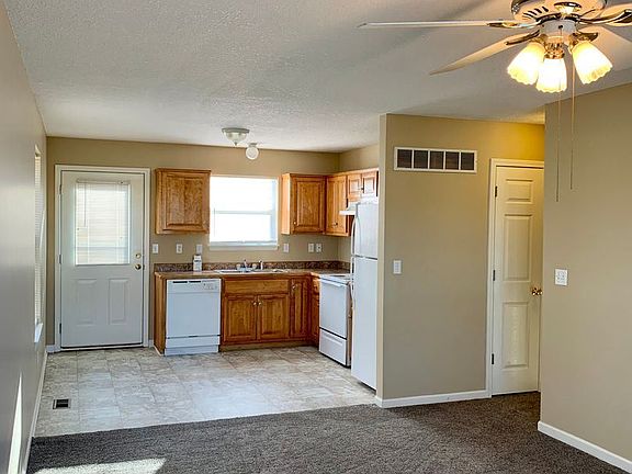 4th image of 816A NE Westwind Ln
