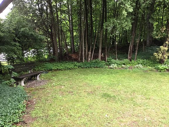 Quiet & peaceful side yard