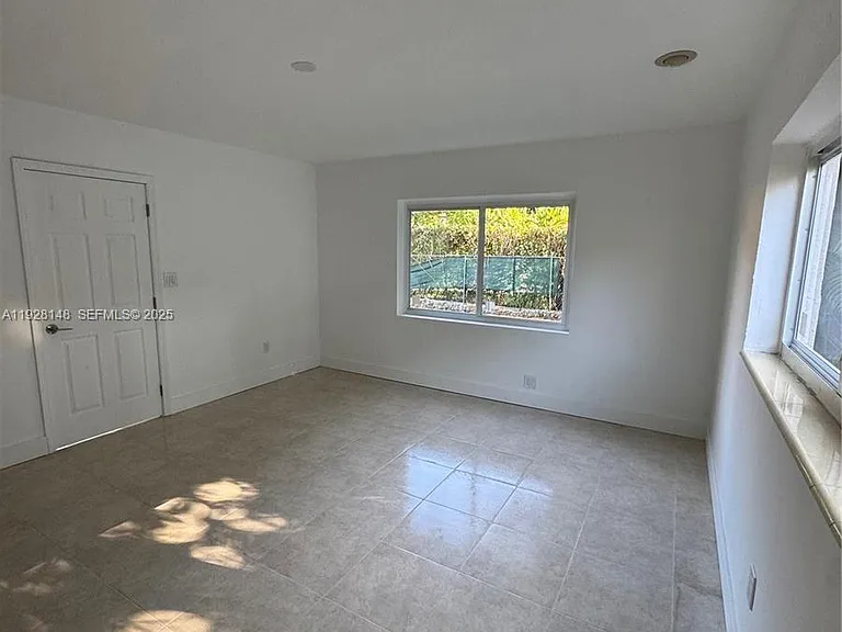 3021 SW 2nd Ave — Photo 15