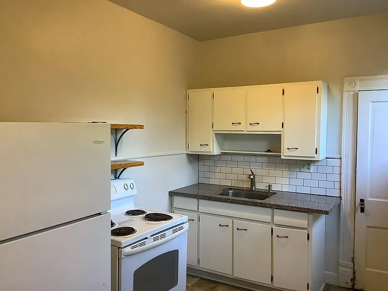 49 Clark Pl #UPSTAIRS — Photo 10