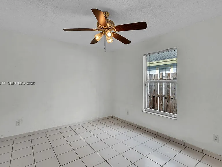 768 SW 9th St — Photo 8