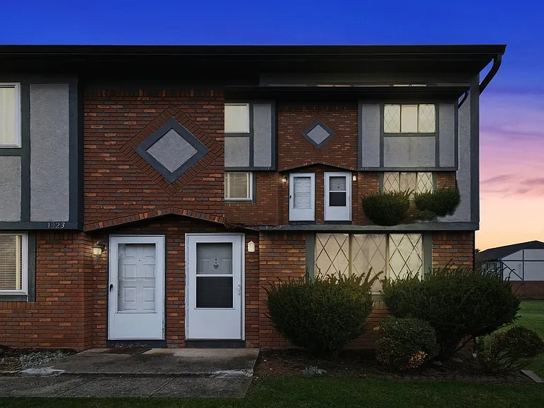 1925 Slaton Ct — Photo 3