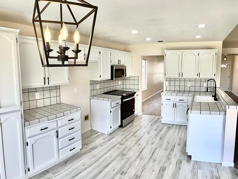 1654 Rebecca Dr — Photo 3