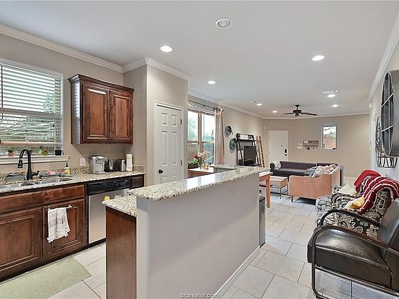 5th image of 1013 Hereford St