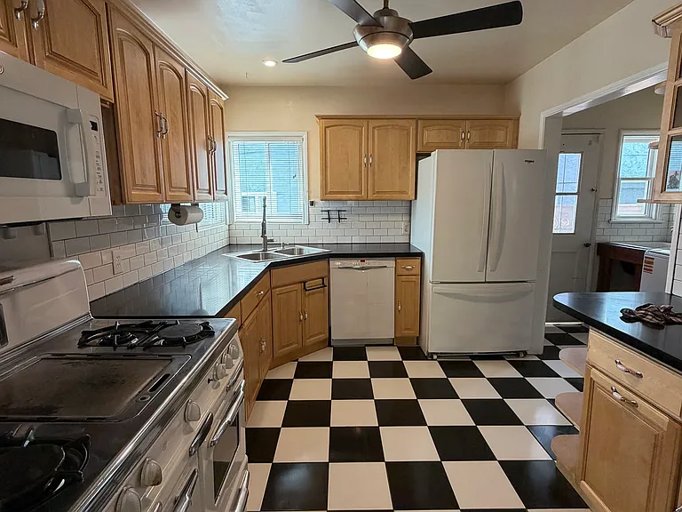 957 W Summerland Ave — Photo 4