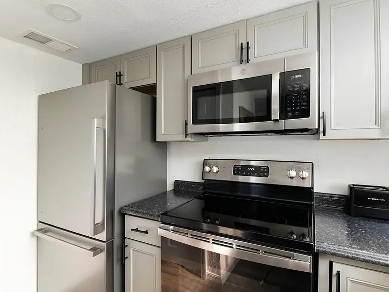 580 Skinner Blvd — Photo 9