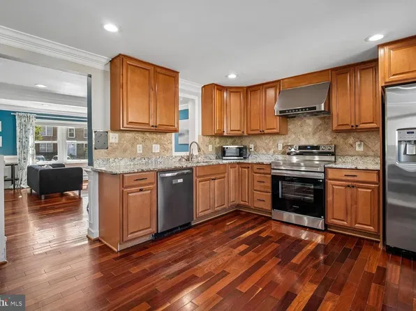 5572 Glasgow Woods Ct, Fairfax, VA 22032