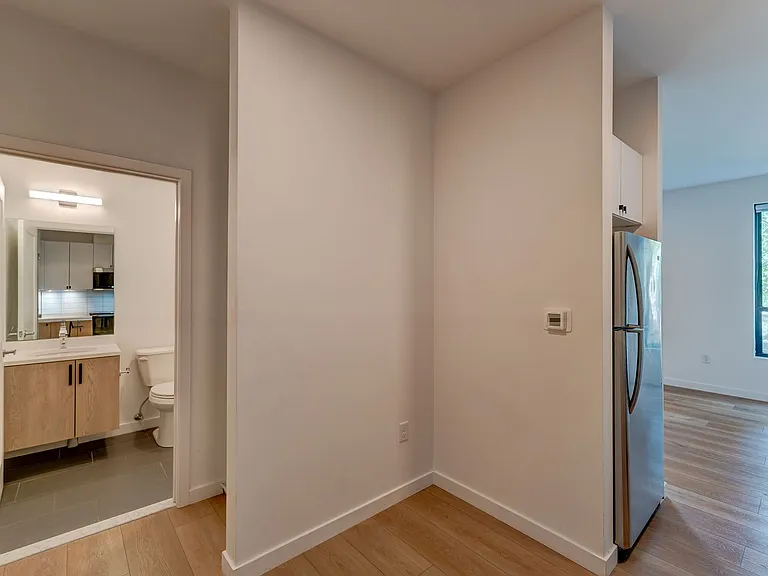 104 Howe St — Photo 30