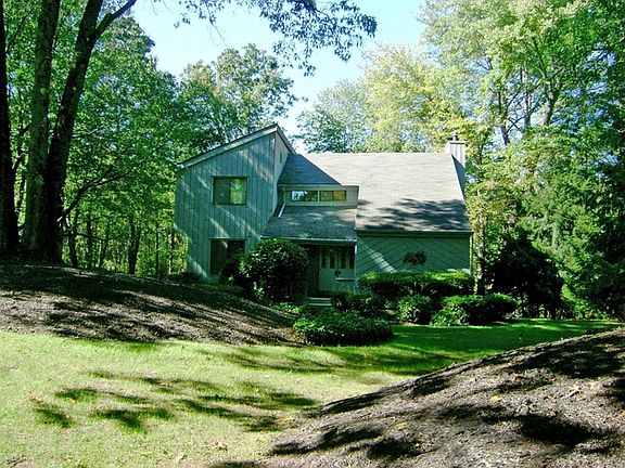 2nd image of 8 Maple Moor Ln