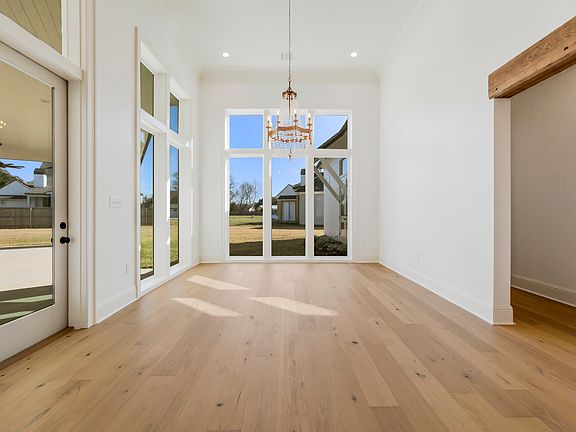 Statement Chandelier -- elevating the Dining Room