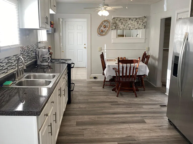 Kitchen and breakfast area