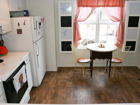 Cozy eat-in kitchen