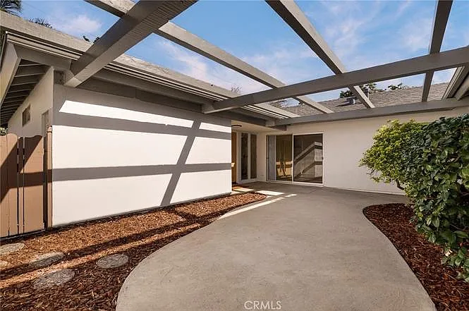 20017 Hemmingway St — Photo 2