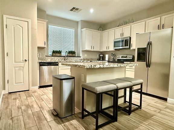 KITCHEN WITH BREAKFAST BAR