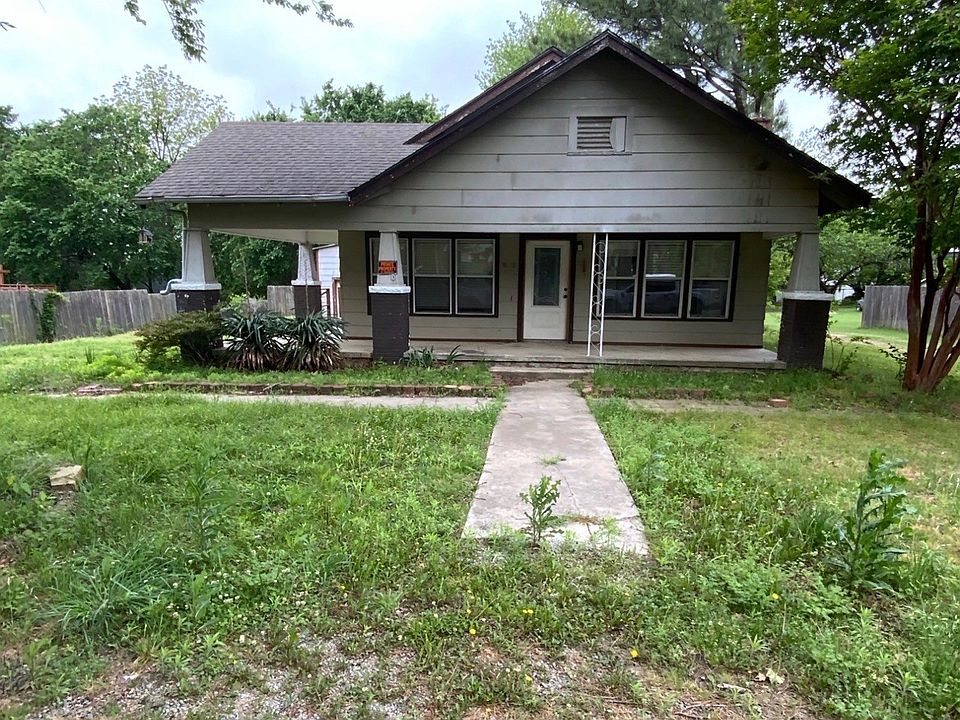 2nd image of 815 E 12th St