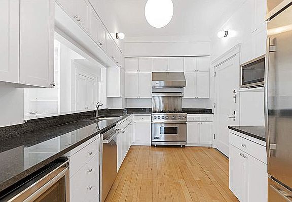 5th image of 27 N Moore St APT 6C