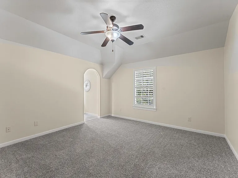 7 N Beech Springs Cir — Photo 32