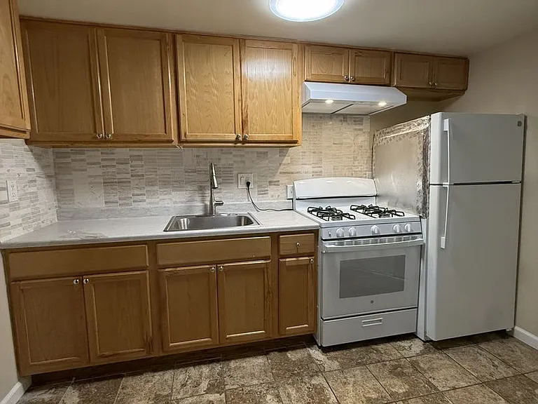 410 Alden St — Photo 4