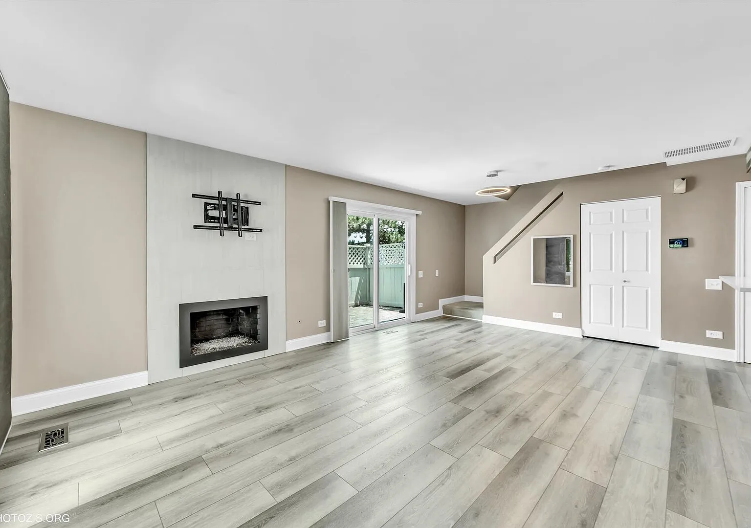 2 bed, 1.5 bath, 1052 sqft, $2,200 — Photo 3