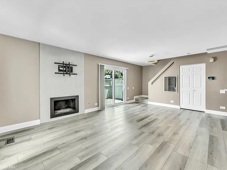 436 Yorktown Ct #436 — Photo 3