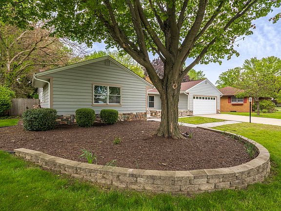 3rd image of 122 Boyd Cir