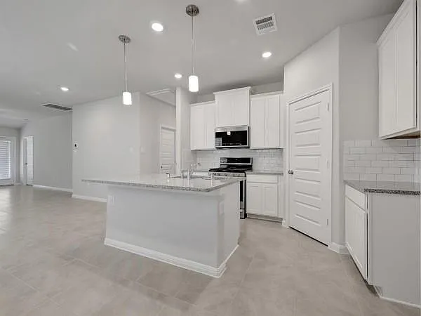 3 bed, 2.0 bath, 1449 sqft, $1,950 — Photo 3