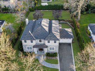 39 Sycamore Dr, Roslyn, NY 11576