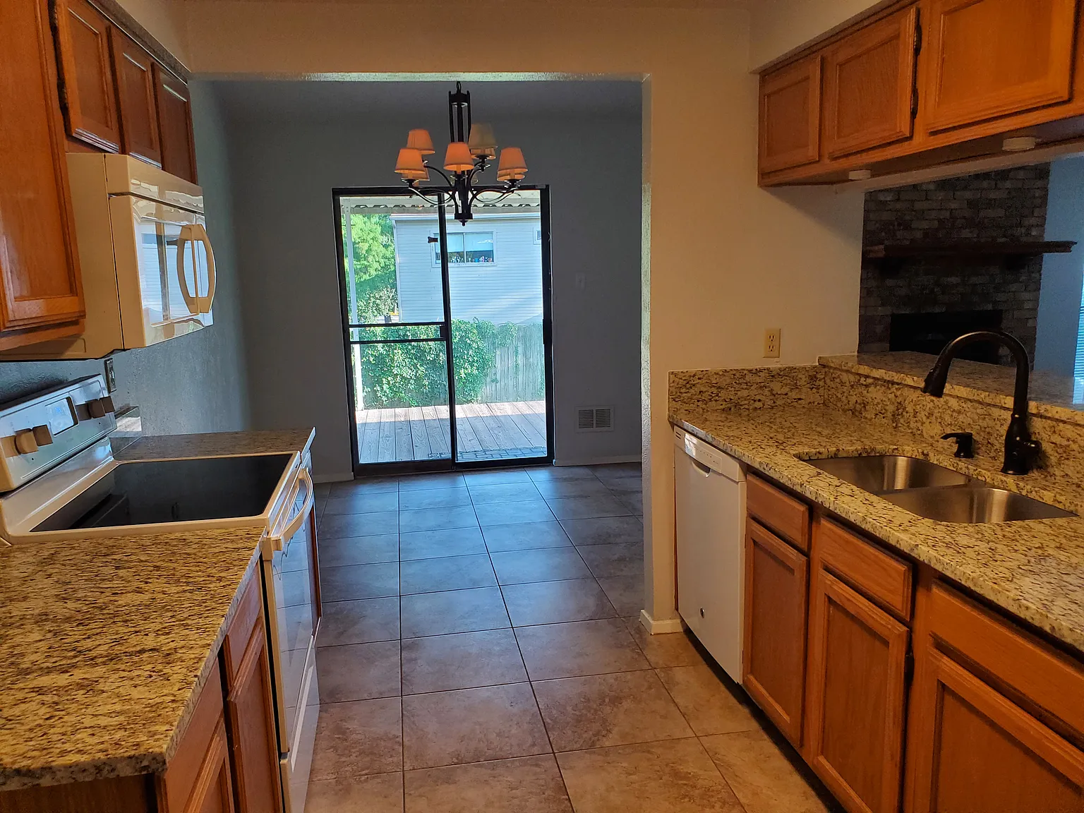 3 bed, 1251 sqft, $2,275 — Photo 2