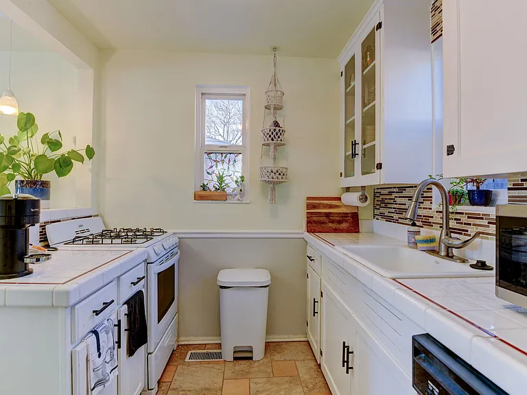1427 N Jasmine St — Photo 4