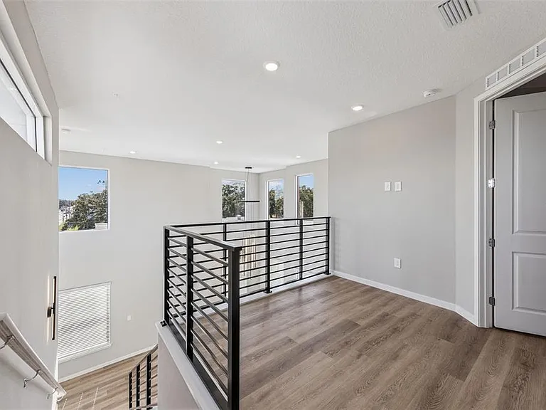 544 N Bumby Ave #5 — Photo 8