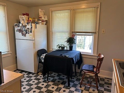 5th image of 653 Woodbine Ave SE
