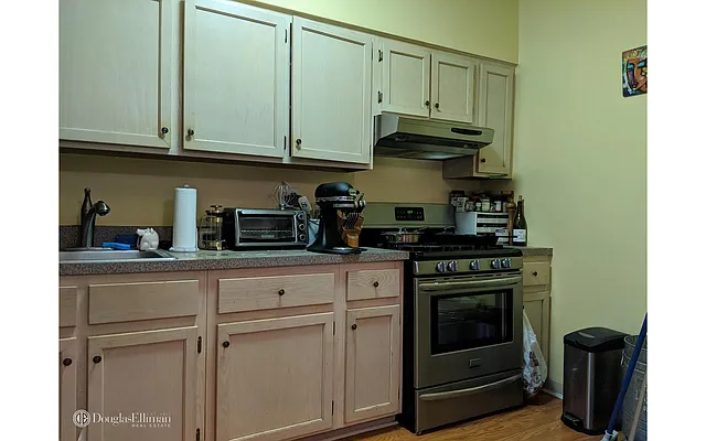 Rented by Douglas Elliman | media 17