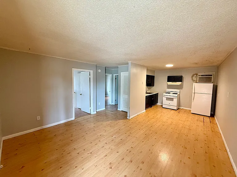 203 N Rogers St — Photo 3