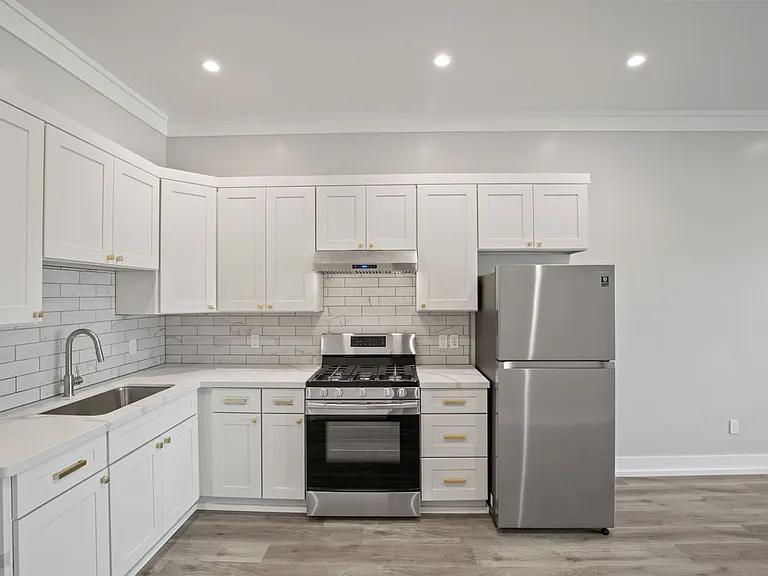 1104 Broadway Ave #7 — Photo 4