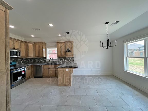 5th image of 1021 Silver Birch St