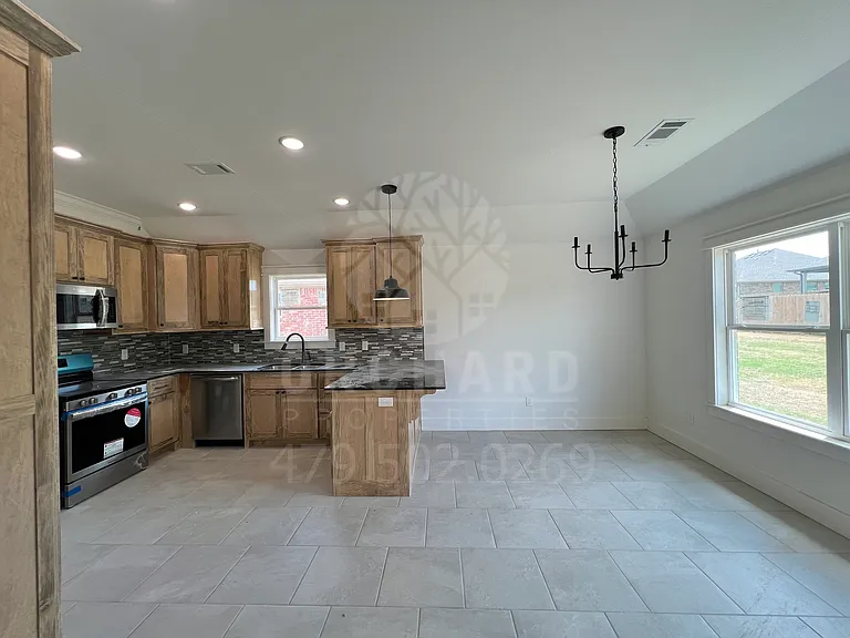1021 Silver Birch St — Photo 5