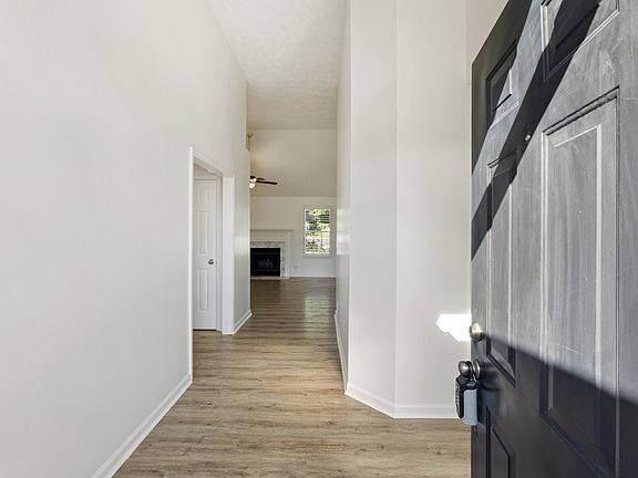 4th image of 2024 Glastonbury Dr