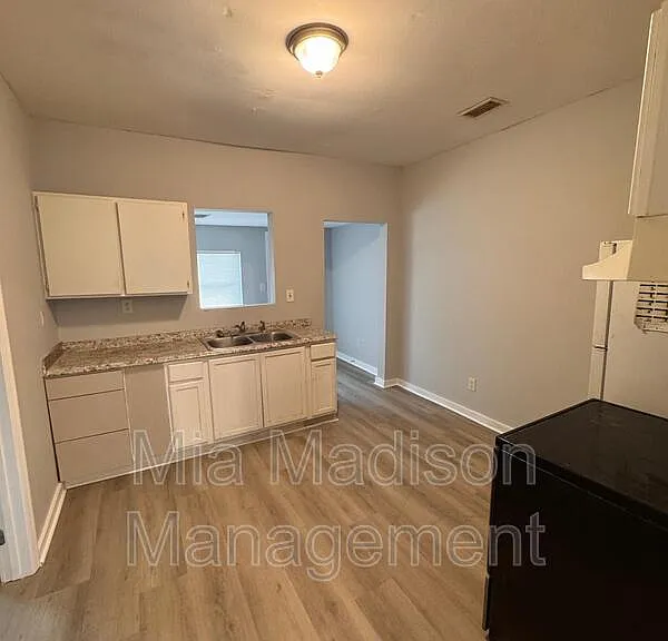 1423 Richards St — Photo 4