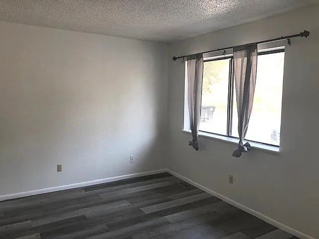 409 W Washington Ave — Photo 8