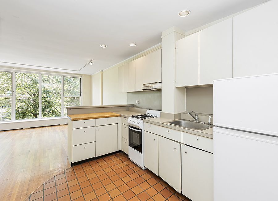 2nd image of 228 E 51st St APT 4
