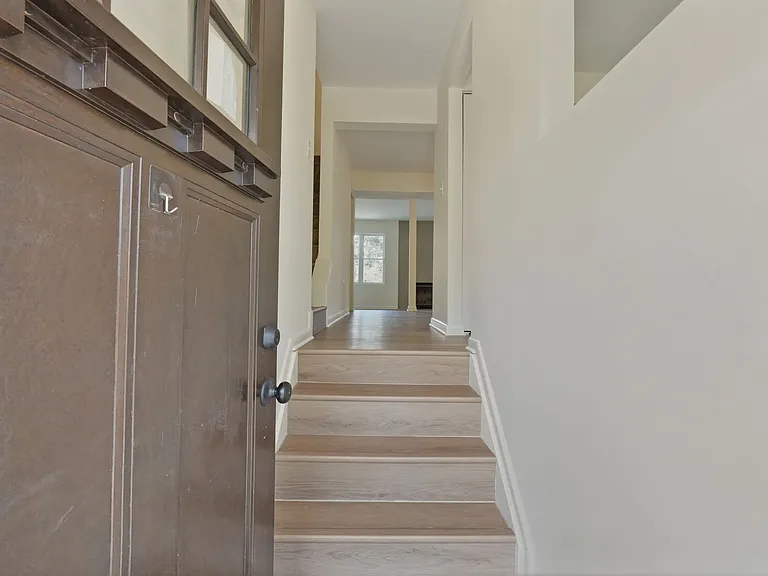 2846 Schoolhouse Cir — Photo 3