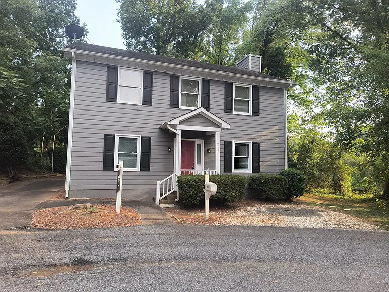 245 Guinevere Ct — Photo 2