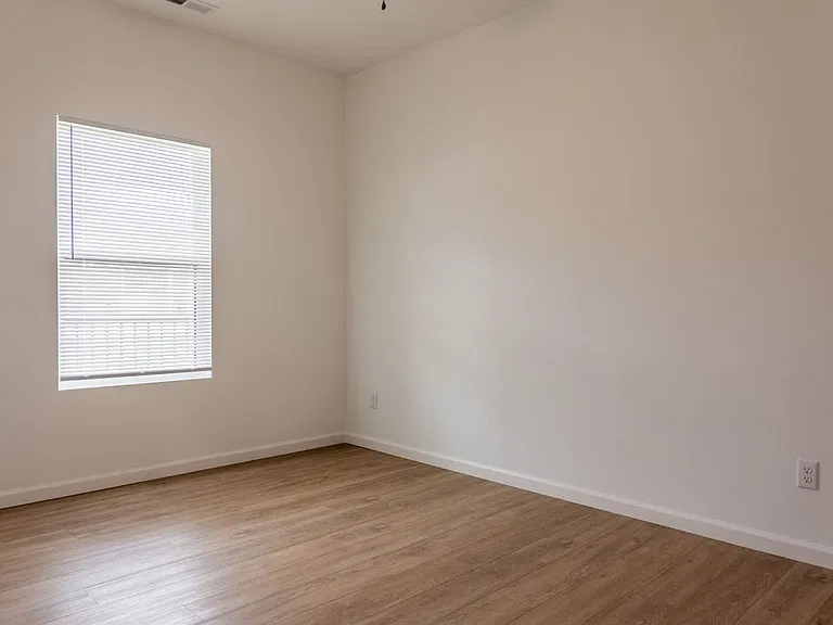 58 Nassau Dr — Photo 14
