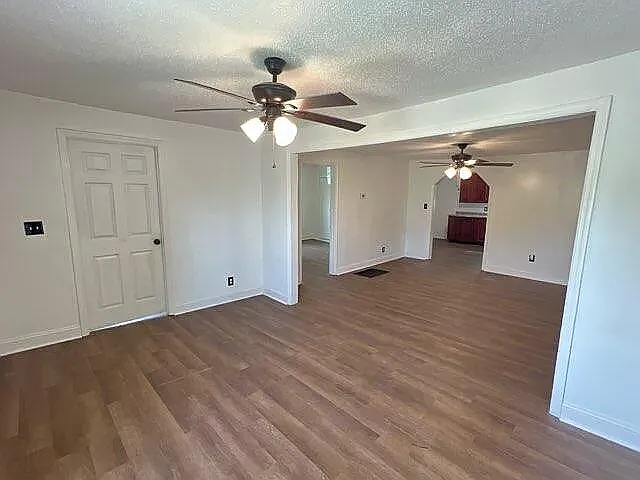 560 8th St NE — Photo 3