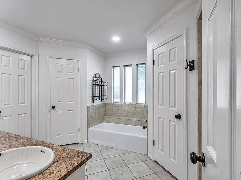 5504 Kingston Dr — Photo 24
