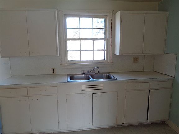 4th image of 806 Houghton St