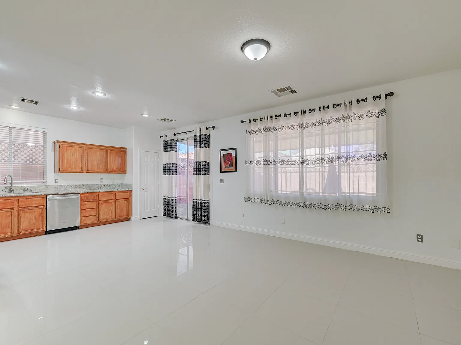 4 bed, 1730 sqft, $2,550 — Photo 4