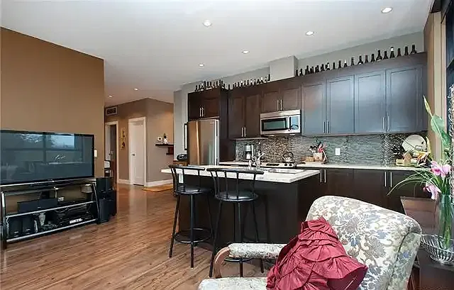 2 bed, 2.0 bath, 1069 sqft, $1,700 — Photo 3