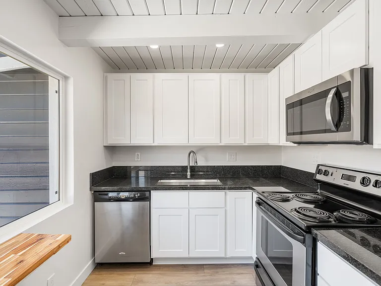 605 Winston Dr — Photo 3